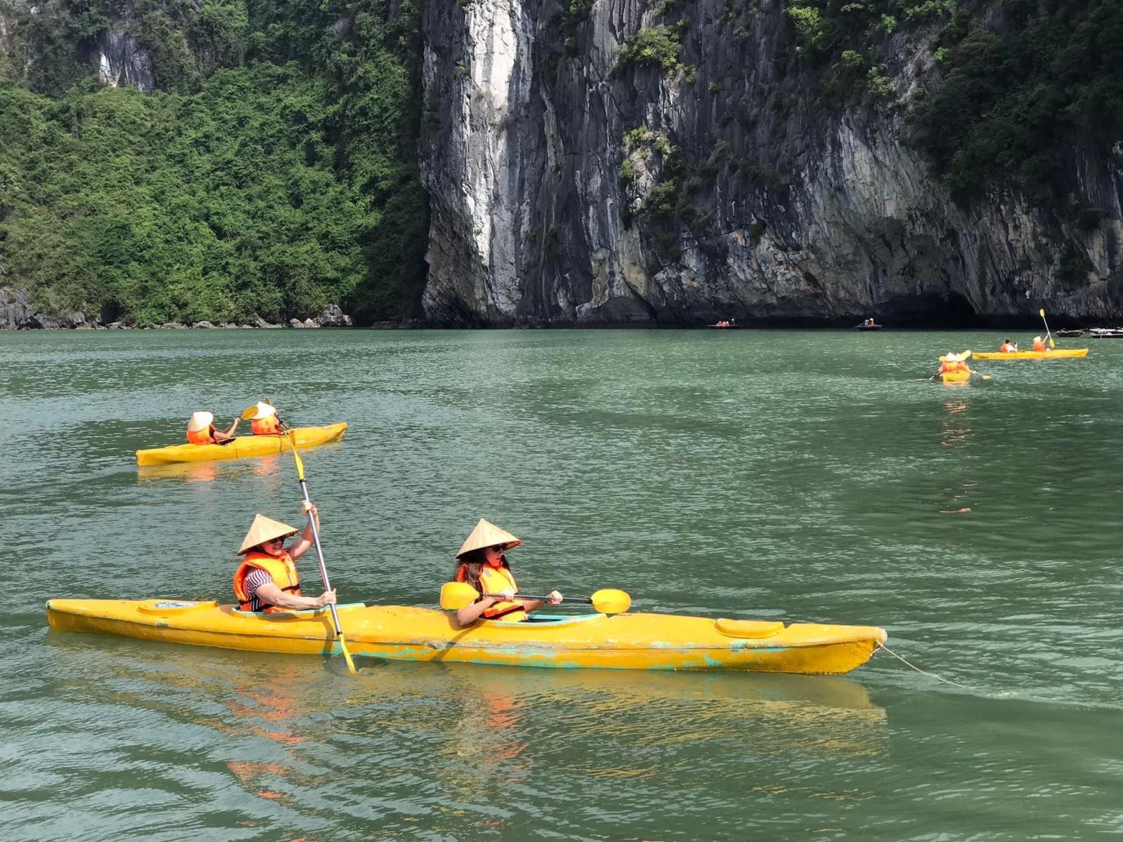 Trải nghiệm chèo thuyền, chèo Kayak trên vịnh Hạ Long.