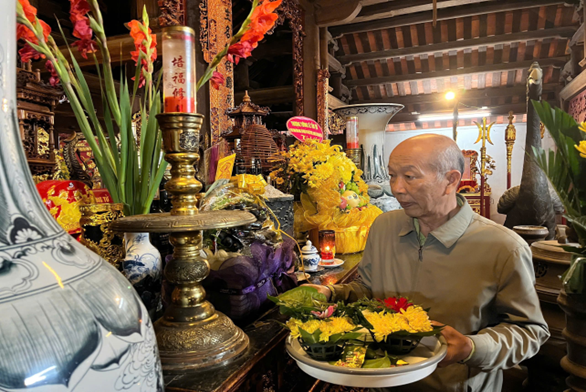 Người trông coi đền Trần Hưng Đạo: Hành trình giữ lửa không gian tâm linh làng quê