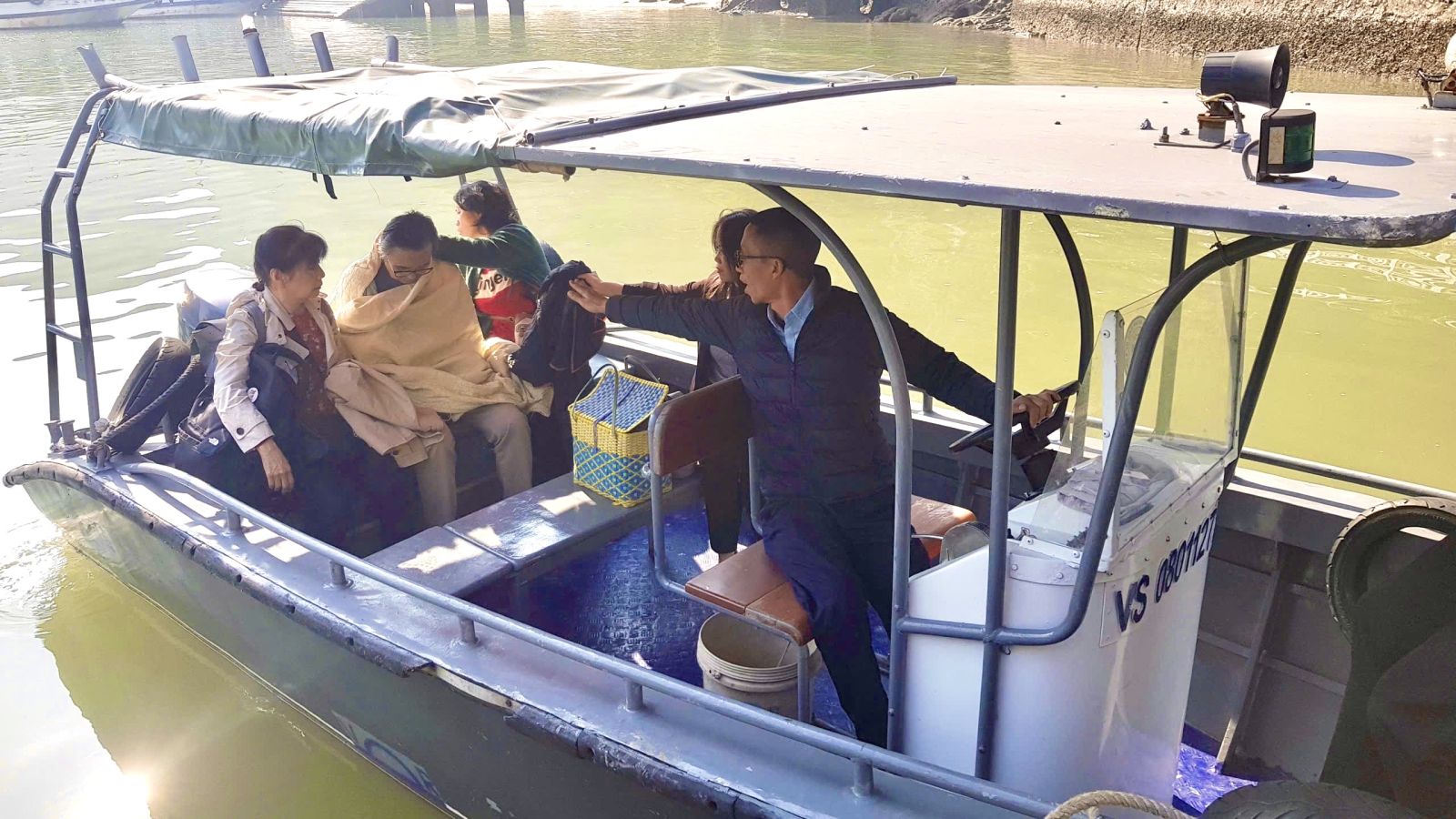 Ấm lòng hành động hỗ trợ du khách Nhật Bản gặp sự cố sức khỏe 
trên vịnh Hạ Long