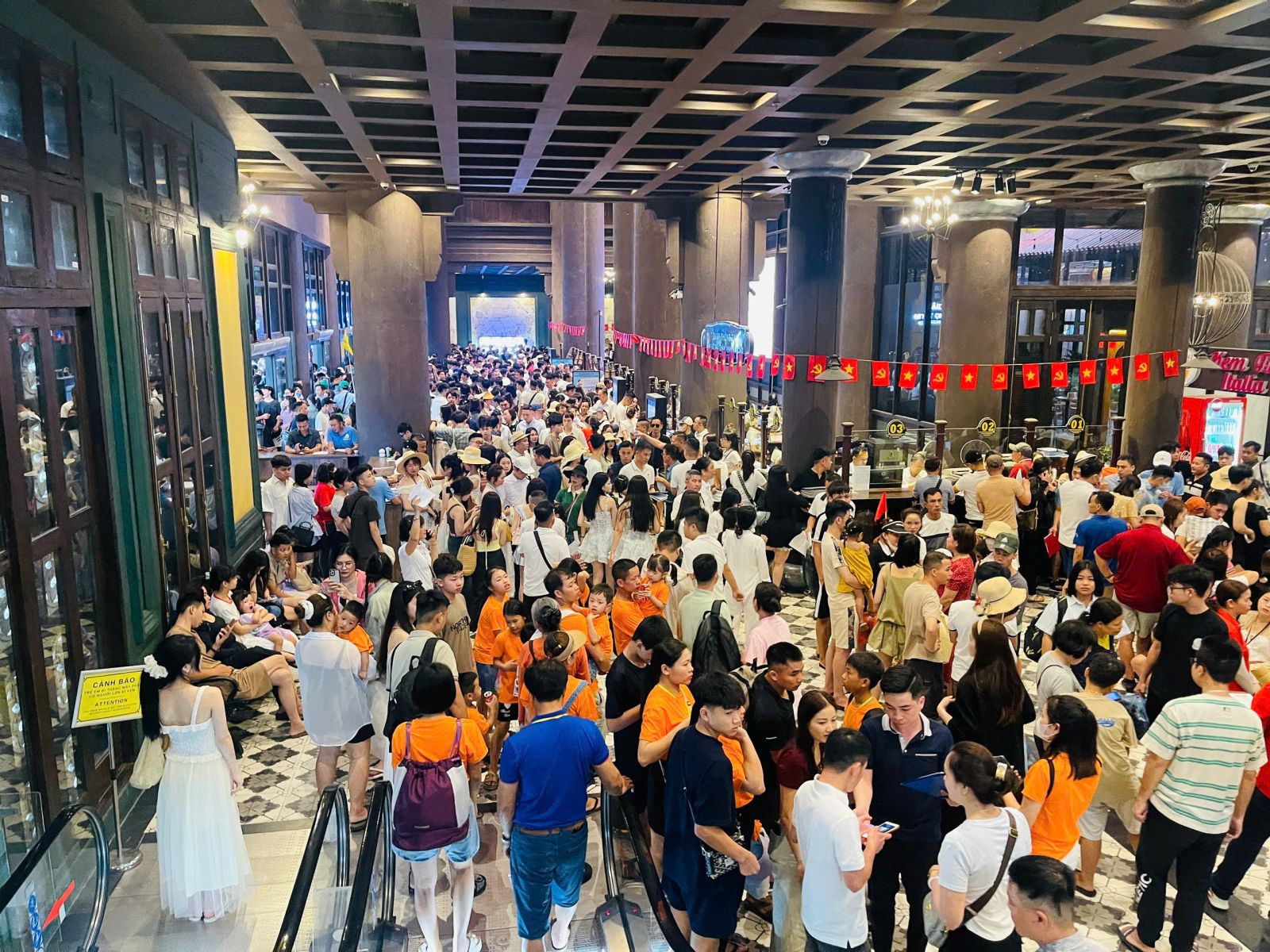 38.671 nghìn lượt khách tham Vịnh Hạ Long trong 02 ngày đầu của dịp nghỉ lễ 30.4 và 1.5