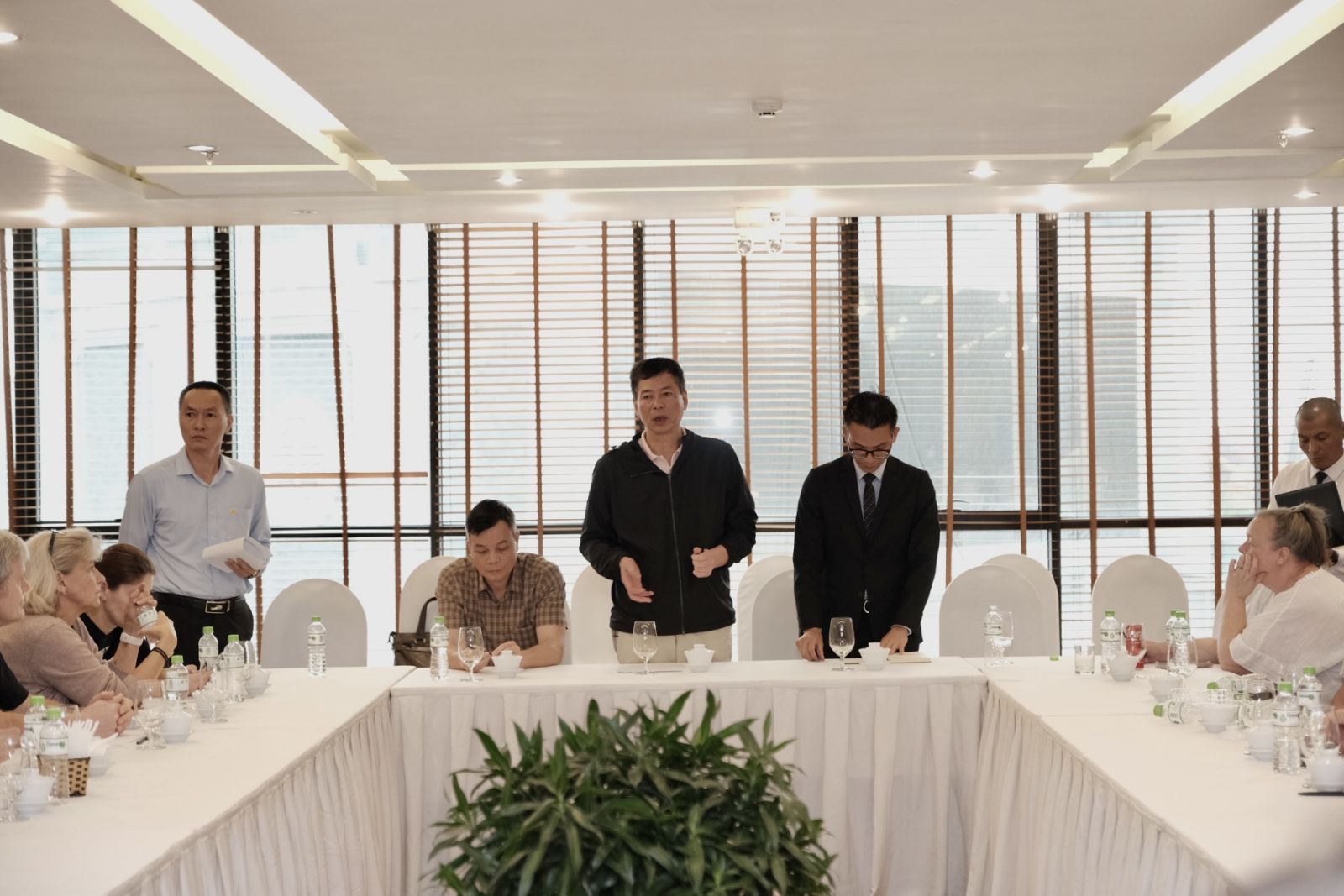 Hỗ trợ du khách sau sự cố cháy tàu du lịch Signature Royal QN-7269