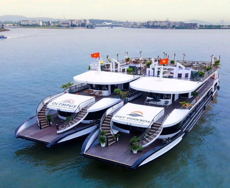 Tàu tham quan ban ngày