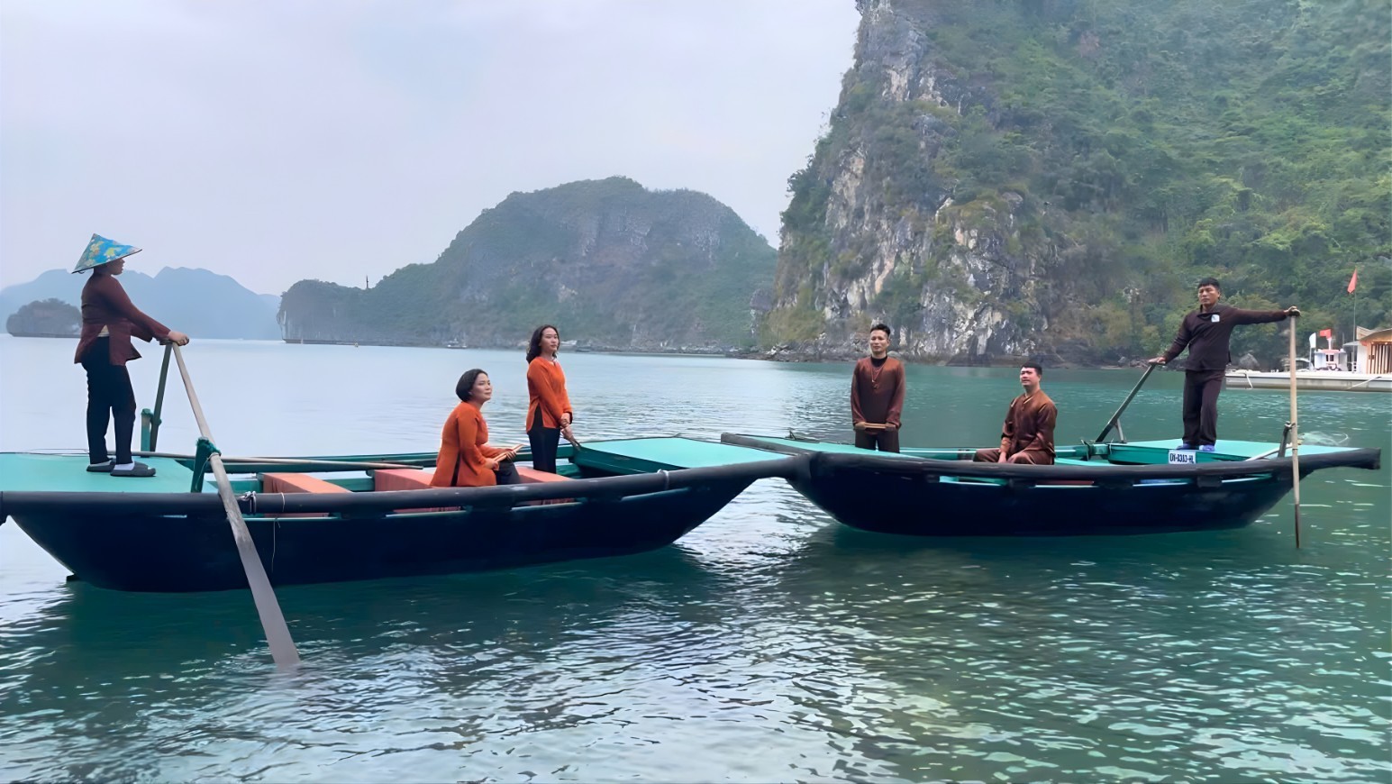 Khách tham quan vịnh Hạ Long sớm được thưởng thức Hát giao duyên.