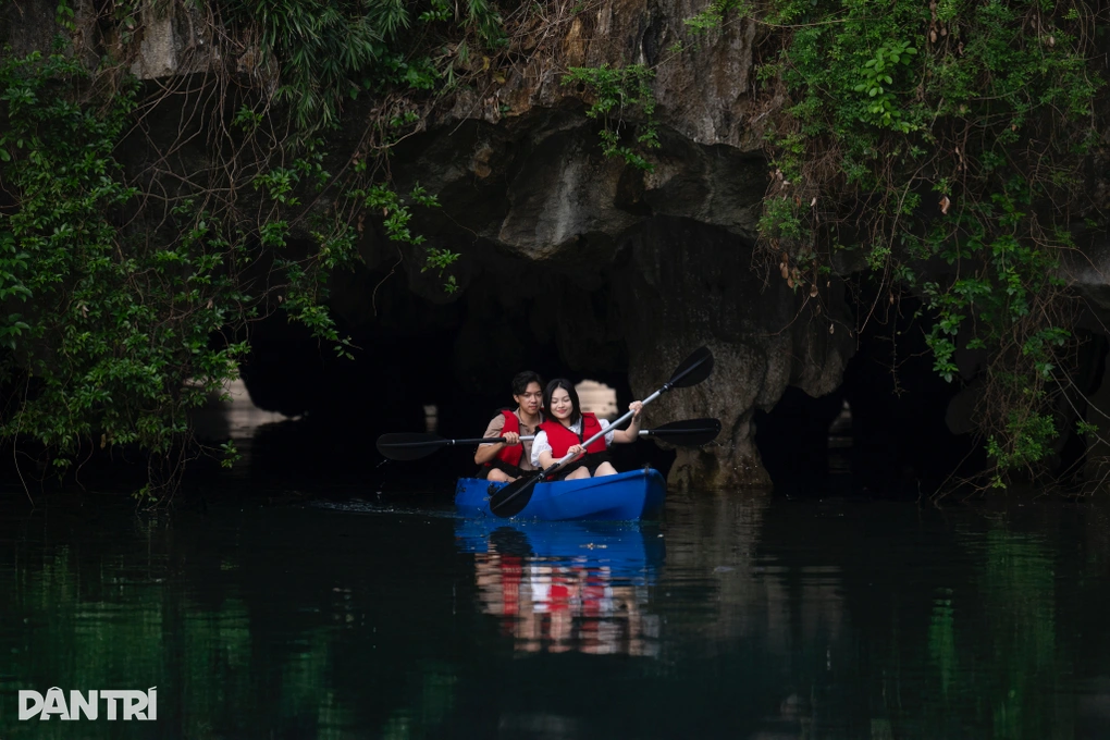 Khách Tây choáng ngợp đến Hạ Long, gọi đây là điểm siêu thực nhất thế giới