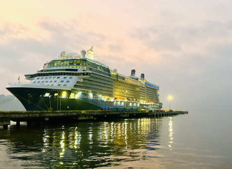 Tàu biển quốc tế – sức hút mới mẻ trên vịnh Hạ Long