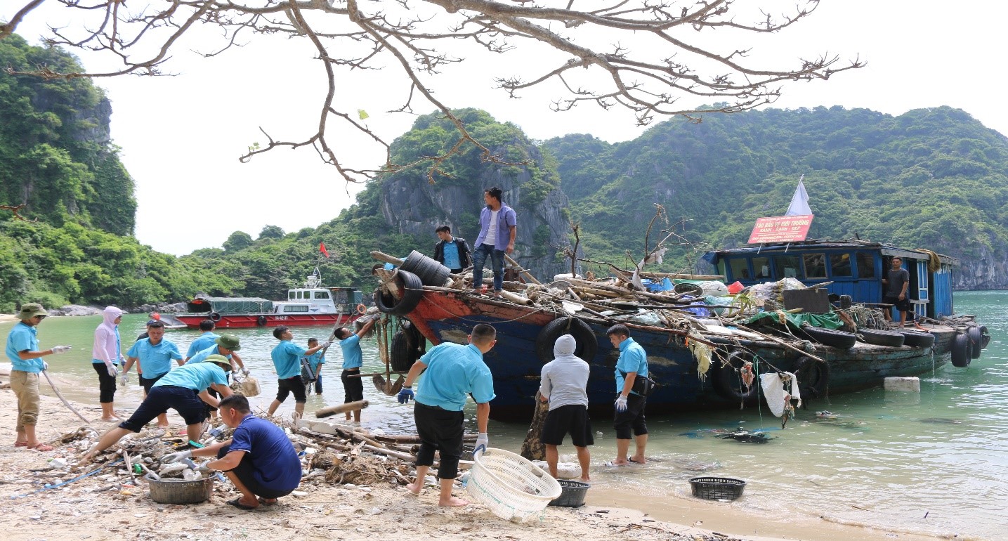 Chào mừng Đại hội đại biểu Đảng bộ tỉnh Quảng Ninh lần thứ XV:  Ban Quản  lý vịnh Hạ Long ra quân làm sạch môi trường trên Vịnh