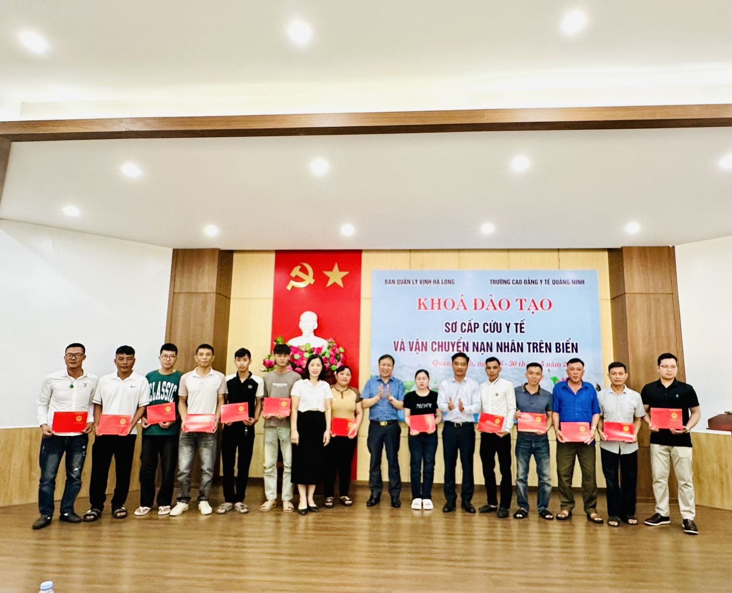 30 chứng chỉ đào đạo sơ cấp cứu y tế được trao cho các học viên của Ban Quản lý vịnh Hạ Long