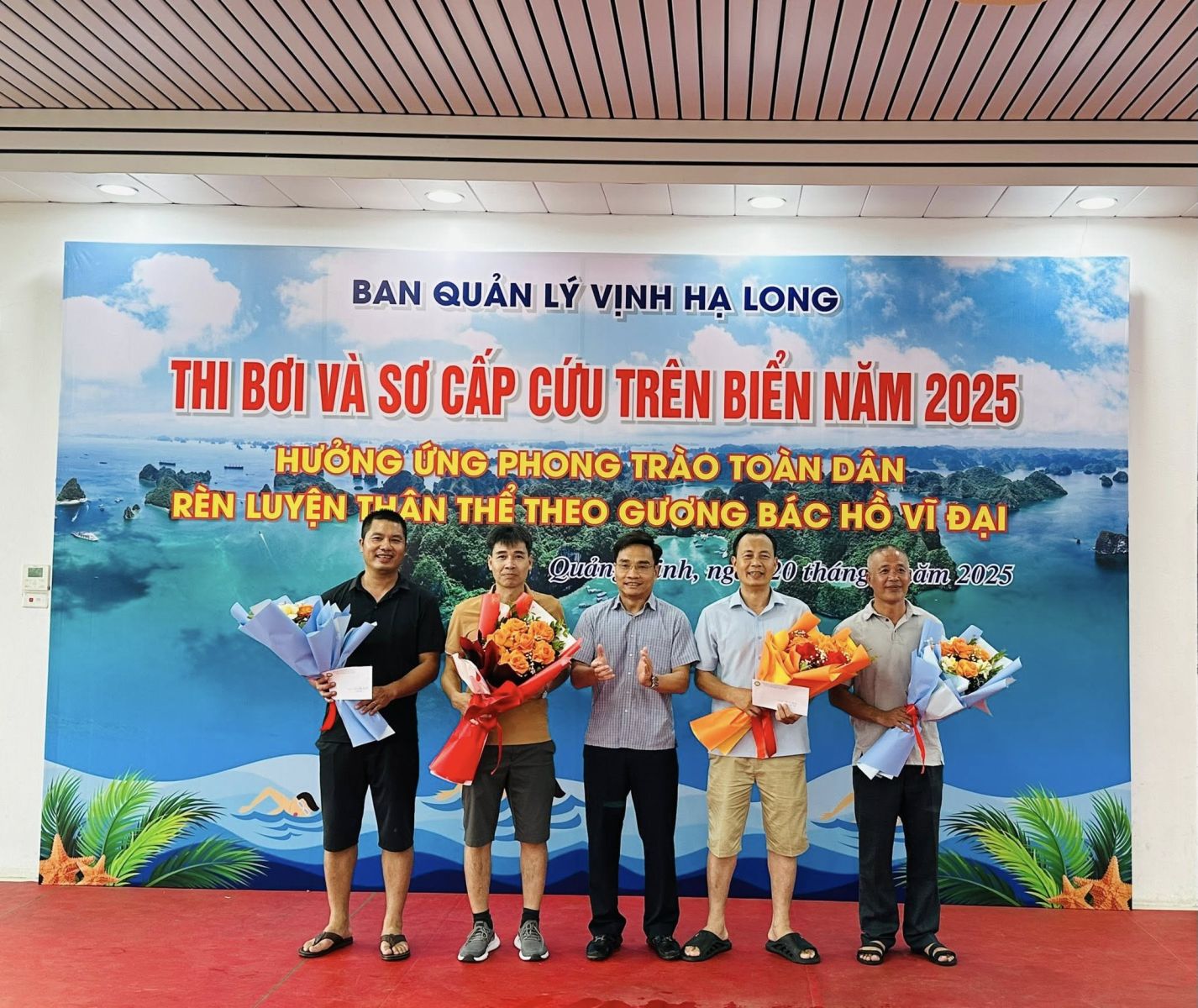 Công đoàn Ban Quản lý vịnh Hạ Long tổ chức Giải thi bơi và sơ cấp cứu trên biển năm 2025