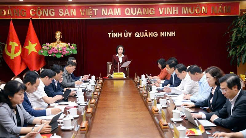 Phó Chủ tịch Quốc hội Nguyễn Thị Thanh kiểm tra công tác bầu cử tại Quảng Ninh