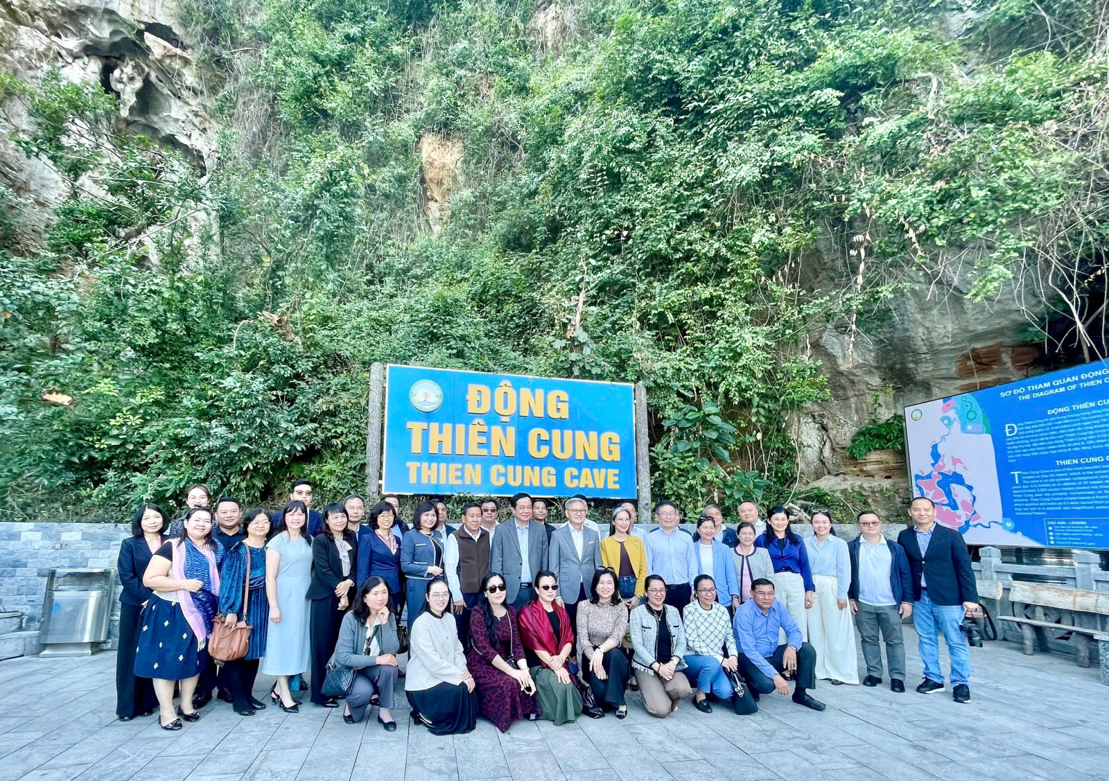 Bộ Trưởng bộ Ngoại giao Lào tham quN vịnh Hạ Long