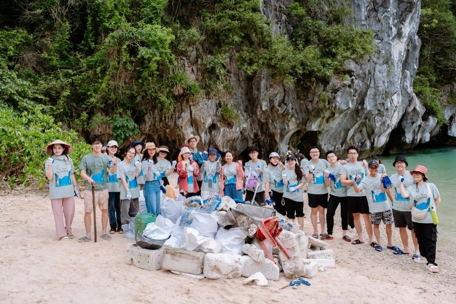 Doanh nghiệp tham gia đồng hành thu gom rác, bảo vệ môi trường vịnh Hạ Long
