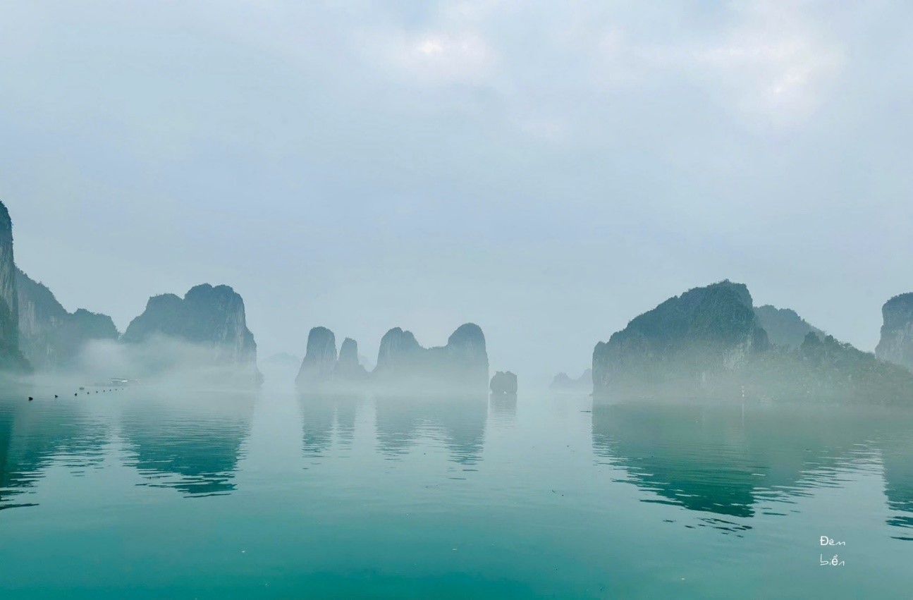 Vịnh Hạ Long trong sương