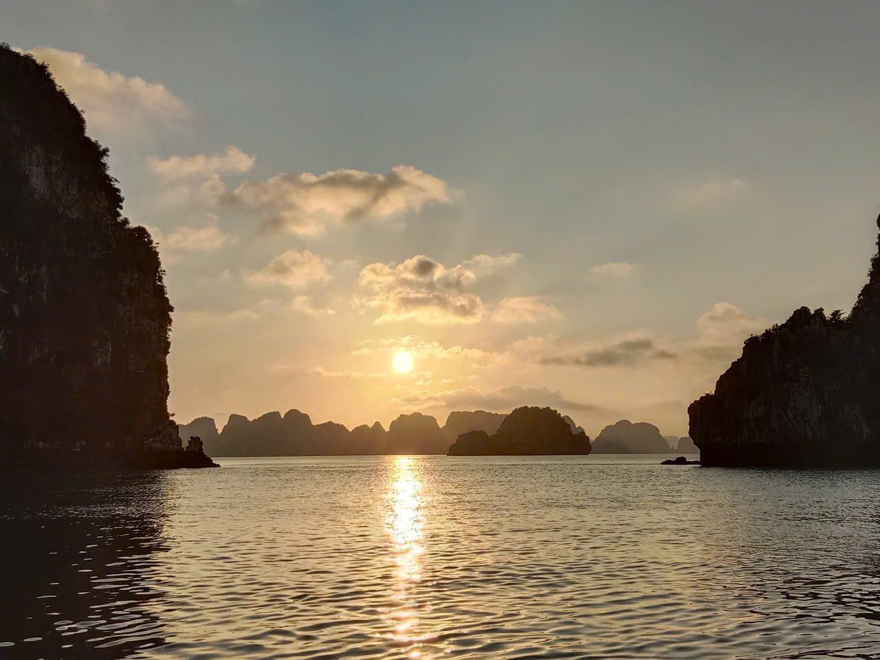 Hoàng hôn Hạ Long
