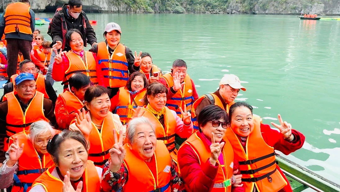 Kiểm tra hoạt động kinh doanh dịch vụ vui chơi, giải trí trên vịnh Hạ Long