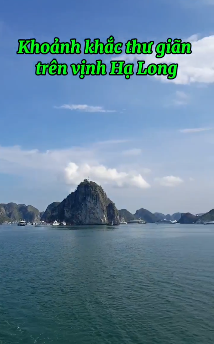 Khoảnh khắc thư giãn trên vịnh Hạ Long