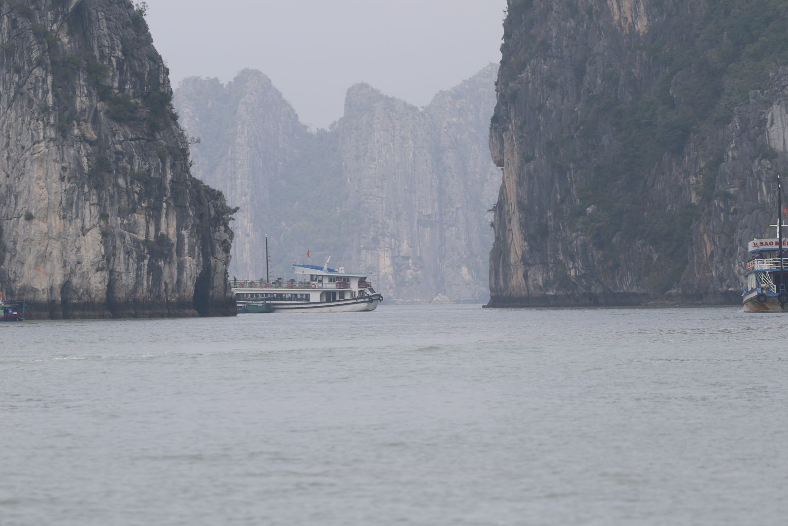 Phát hiện phương tiện có hành vi bám, buộc vào phương tiện đang chở khách tham quan vịnh Hạ Long