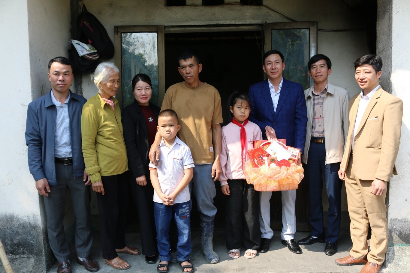 Công đoàn Ban Quản lý di sản thế giới vịnh Hạ Long – Yên Tử thăm và tặng quà trẻ em có hoàn cảnh khó khăn.