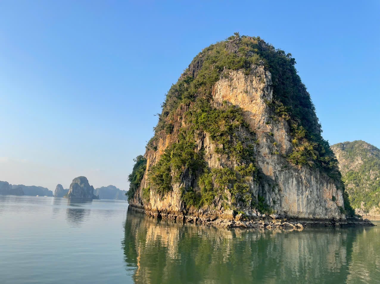 Các ngấn nước biển - minh chứng của quá trình “biển xâm lấn và biến cải nhiều lần” trên vịnh Hạ Long