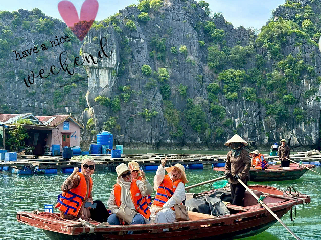 Chèo đò trên vịnh Hạ Long