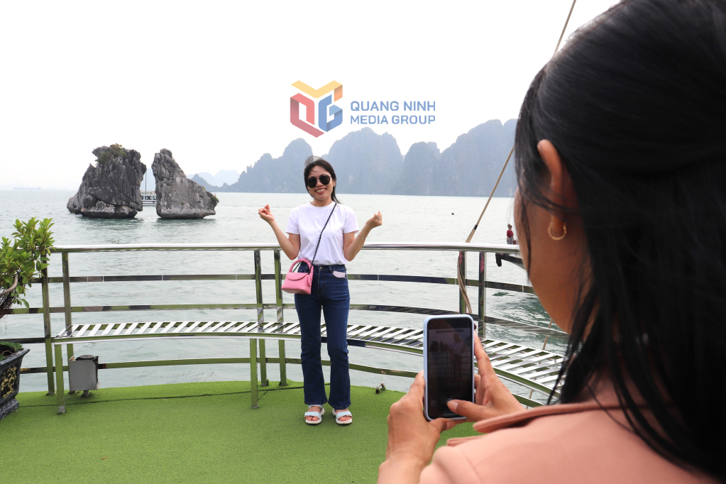 Vịnh Hạ Long nhộn nhịp du khách đầu Xuân