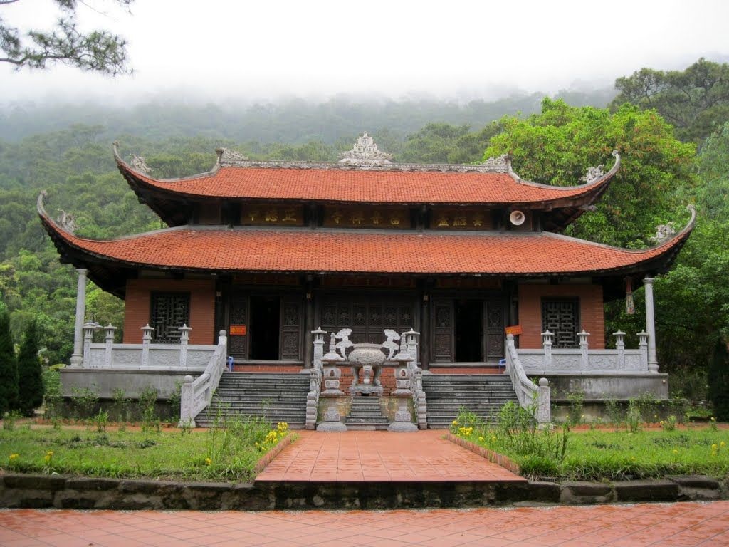 Cụm di tích lịch sử danh thắng chùa Lôi Âm và hồ Yên Lập