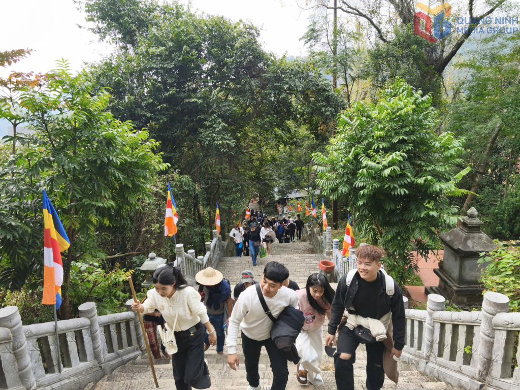 Nâng mức đóng bảo hiểm cho du khách tham quan Yên Tử