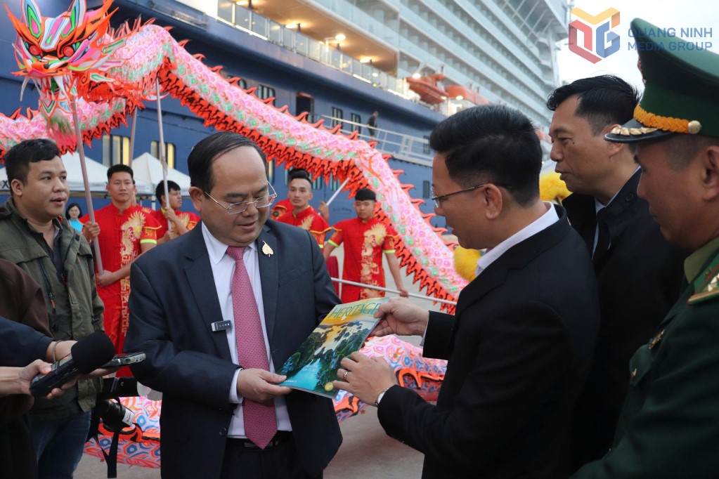 Vịnh Hạ Long lên bìa tạp chí Heritage của Vietnam Airlines
