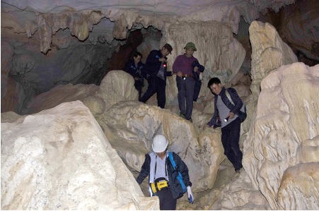 Khám phá hang động  mới phát hiện trên vịnh Hạ Long