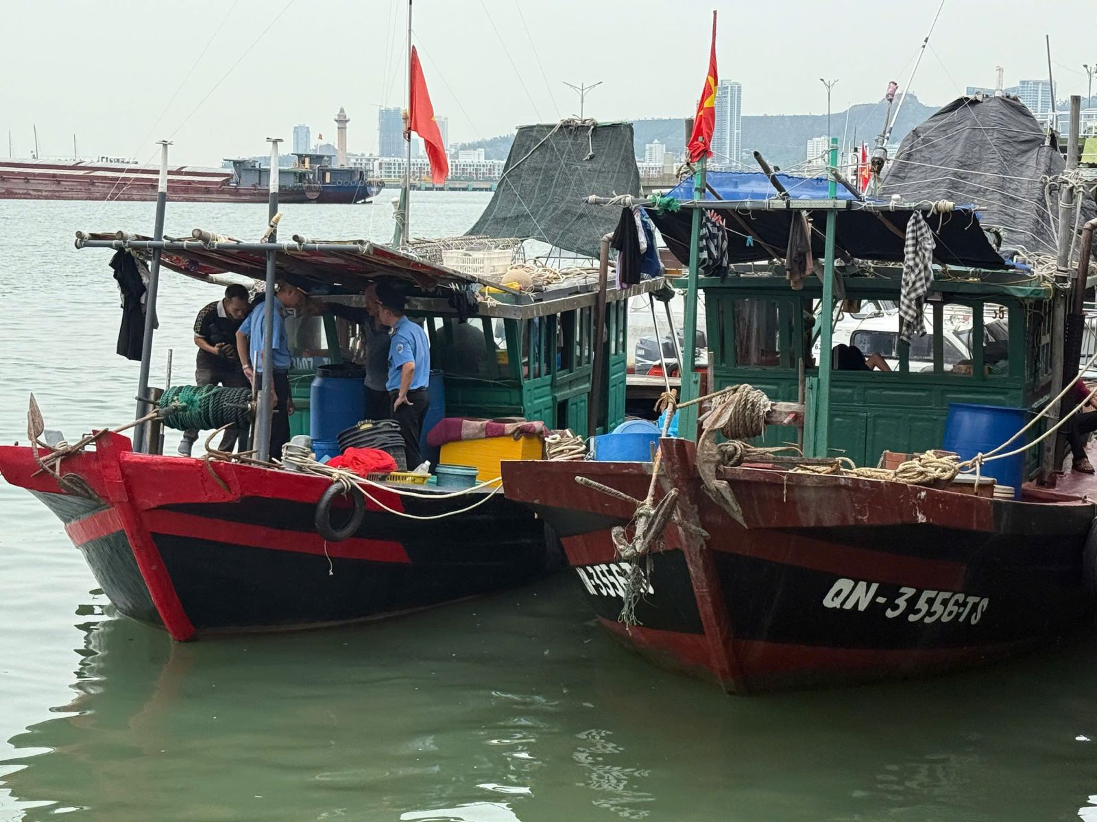Liên tiếp phát hiện tàu khai thác thuỷ sản trái phép trên vịnh Hạ Long
