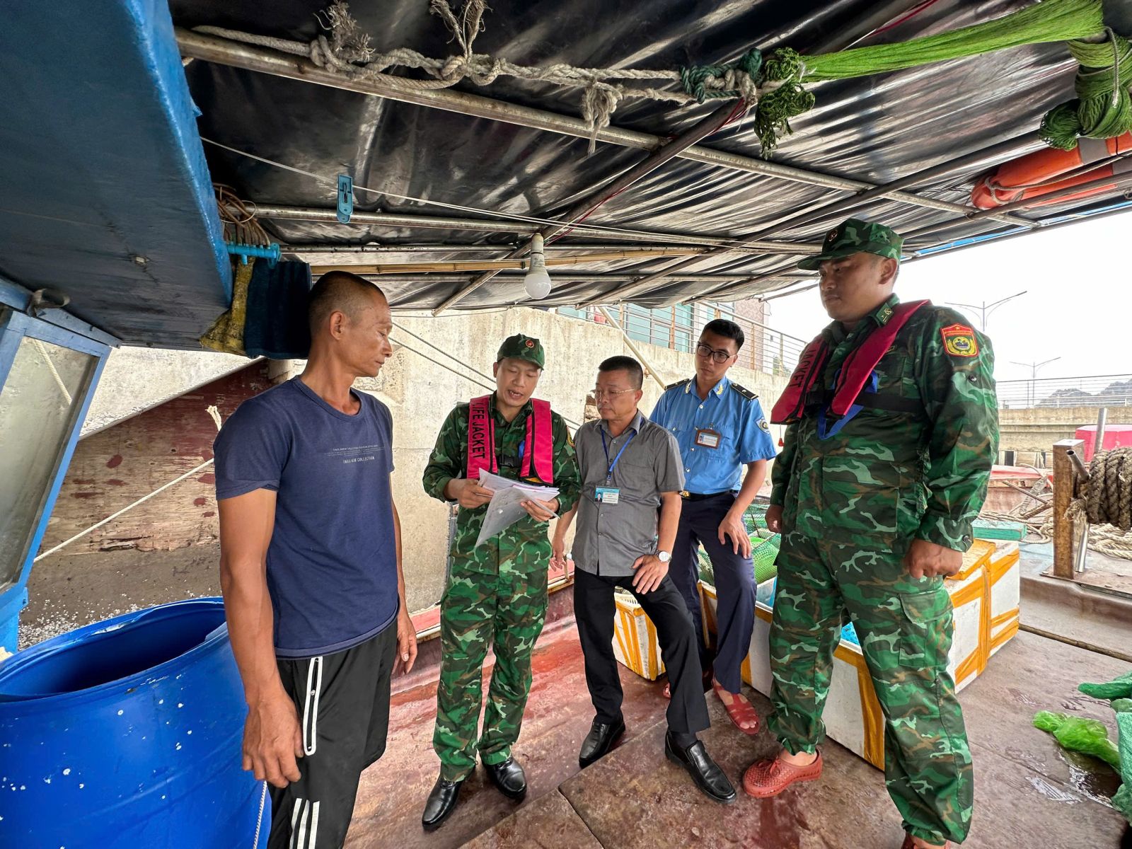 Bàn giao 01 trường hợp vi phạm khai thác thuỷ sản trái phép cho Đồn Biên phòng cửa khẩu Cảng Hòn Gai