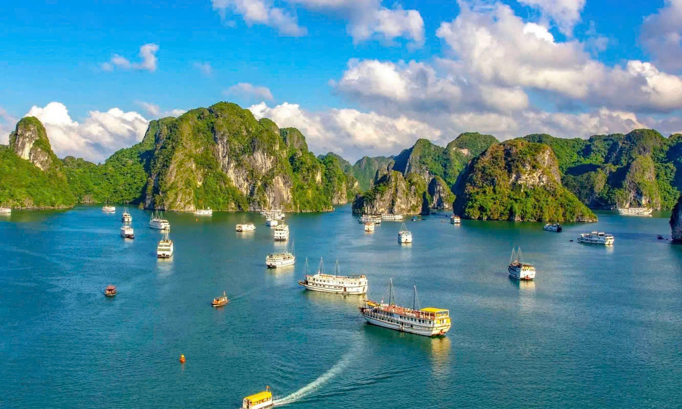 Hạ Long - sự giao thoa giữa đá và nước