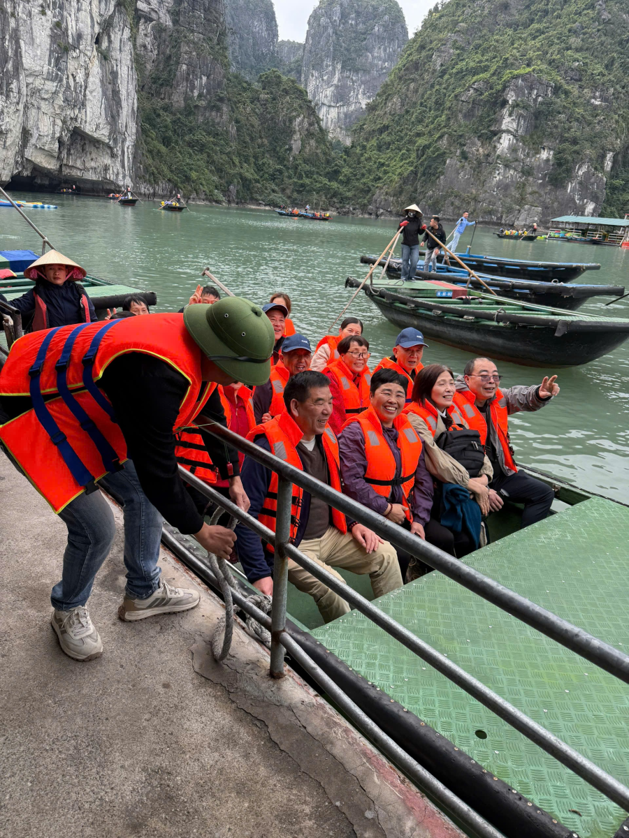 Tiếp thu ý kiến phản ánh của du khách về nâng cao chất lượng dịch vụ tham quan tại hang Luồn, trên vịnh Hạ Long
