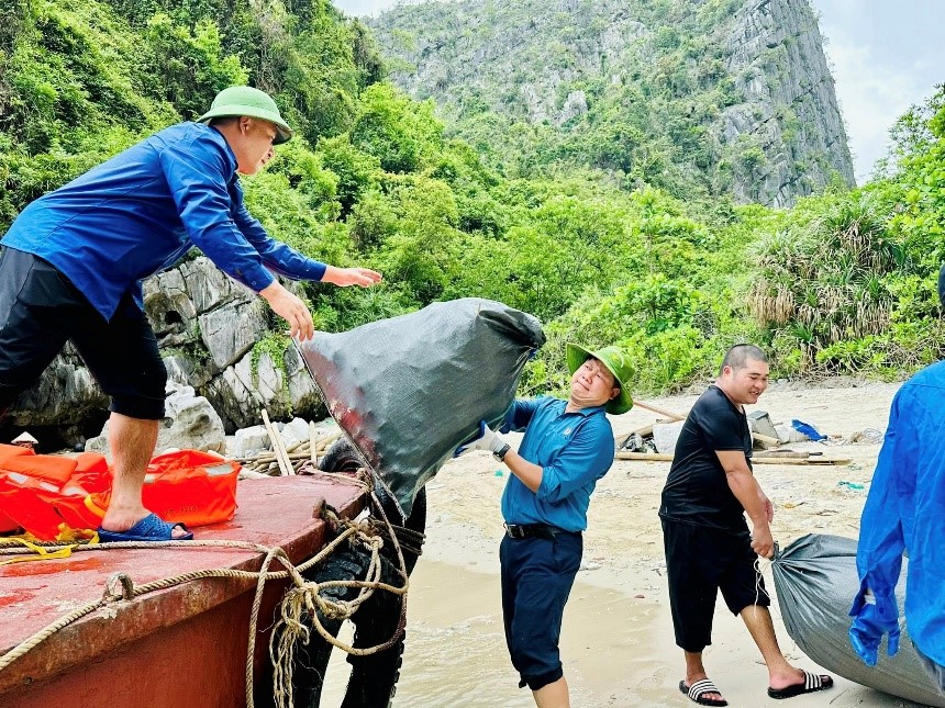 Phối hợp thu gom rác thải và thả cá, tôm giống trên vịnh Hạ Long