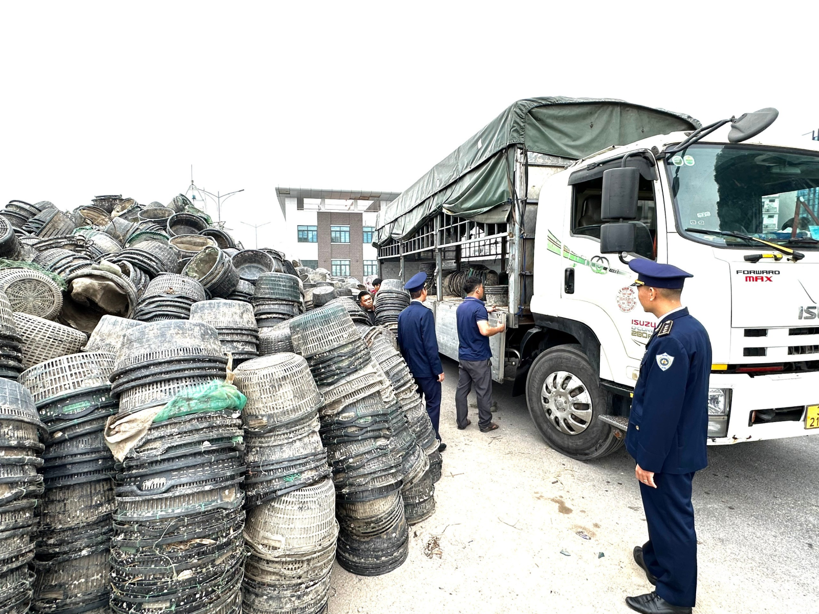 Tiêu huỷ lồng nhựa nuôi trồng trái phép trên vịnh Hạ Long