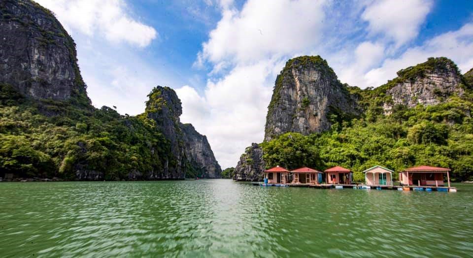 Quảng Ninh cho phép mở dịch vụ, du lịch trong trạng thái bình thường mới
