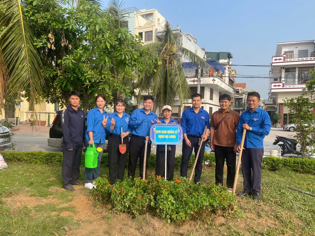 Đoàn TN Ban Quản lý vịnh Hạ Long tham gia trồng cây xanh tại khu vực hồ Điều hòa Yết Kiêu