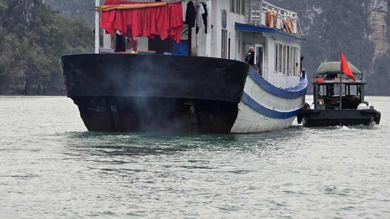 Xử lý phương tiện đeo bám tàu du lịch trên vịnh Hạ Long