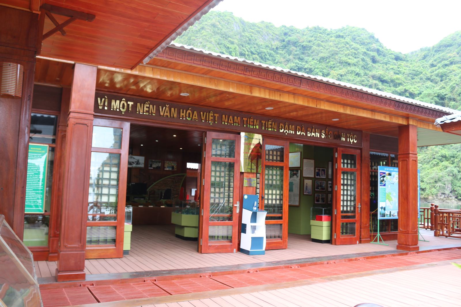 Tạm dừng đón khách tham quan tại Trung tâm Văn hóa nổi Cửa Vạn,  vịnh Hạ Long