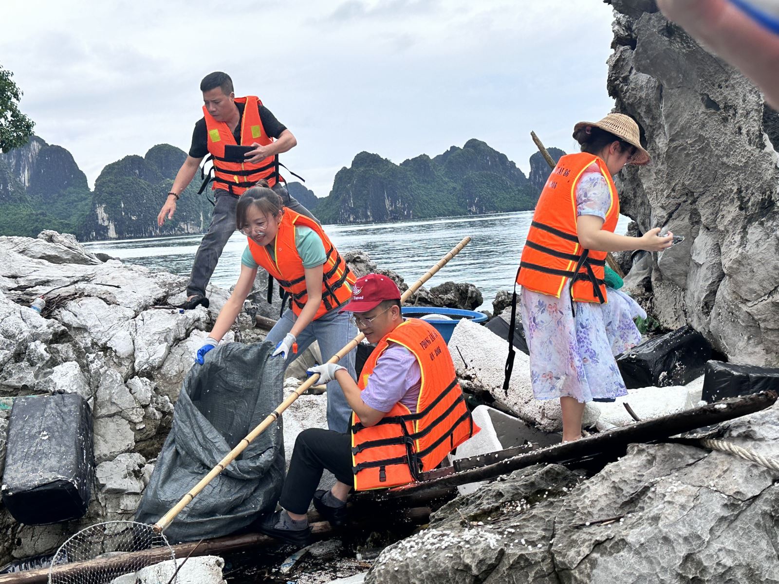  Người làm báo Quảng Ninh chung tay làm sạch môi trường vịnh Hạ Long