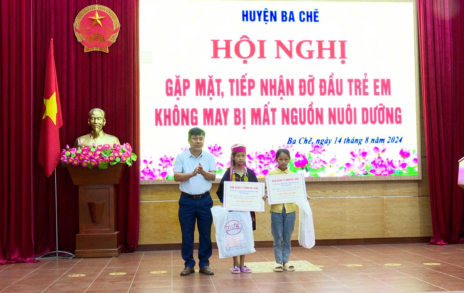 Ban Quản lý vịnh Hạ Long tham dự Chương trình Trao giấy chứng nhận và kinh phí đỡ đầu, trợ giúp trẻ em có hoàn cảnh khó khăn, mất nguồn nuôi dưỡng trên địa bàn huyện Ba Chẽ