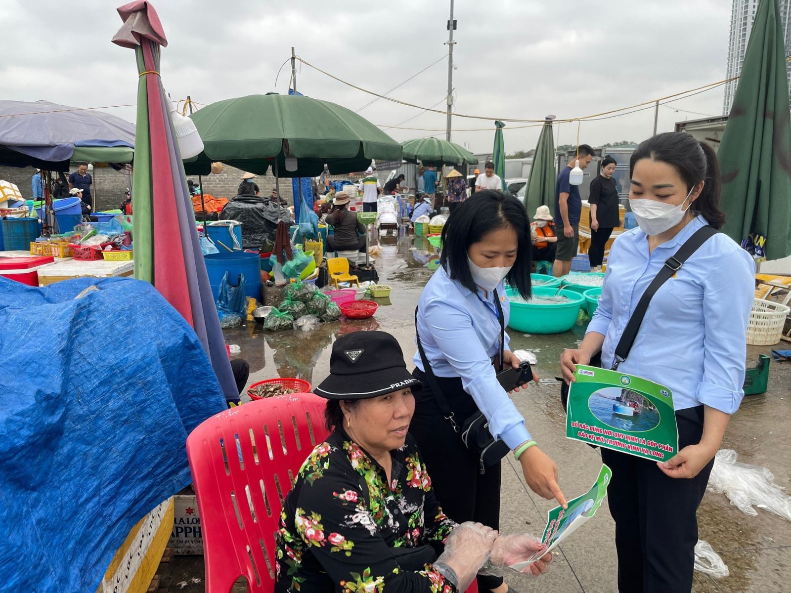 Tuyên truyền bảo vệ môi trường tại chợ cá thuộc phường Cao Xanh, thành phố Hạ Long
