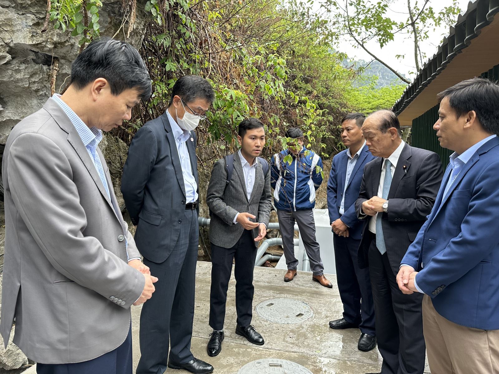 Ban Quản lý vịnh Hạ Long làm việc với đoàn Thứ trưởng Bộ Môi trường Nhật Bản, khảo sát hệ thống xử lý nước thải tại hang Đầu Gỗ