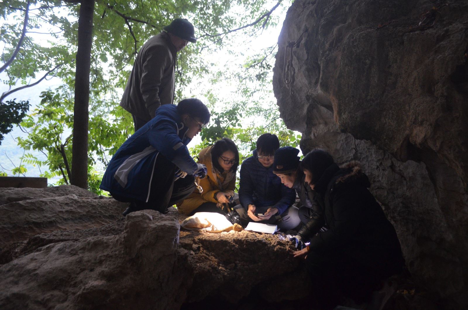 Tiếp tục nghiên cứu, khảo sát các địa điểm khảo cổ trên vịnh Hạ Long 