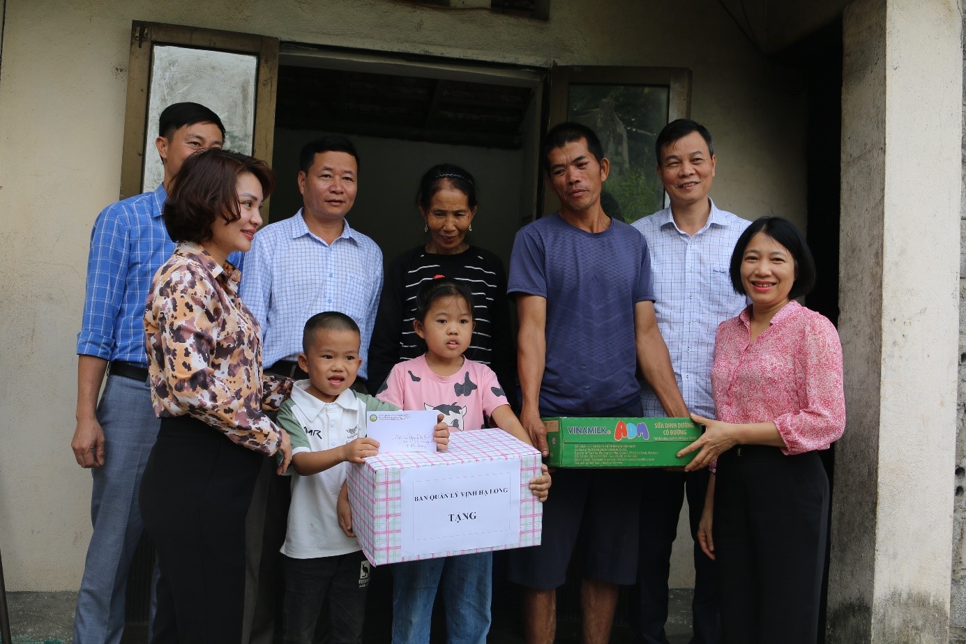 Trao quà và nhận đỡ đầu cho trẻ em có hoàn cảnh khó khăn tại xã Quảng La