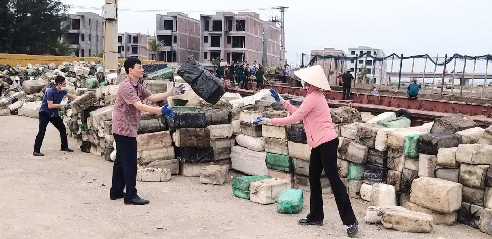 Vận chuyển gần 1.500 m3 rác thải trên vịnh Hạ Long về nơi tập kết chờ xử lý