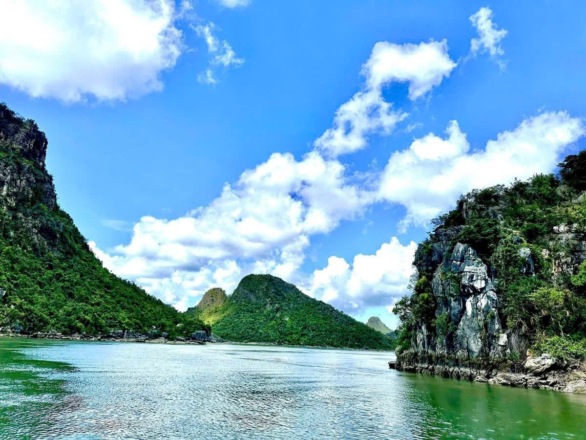 Vẻ đẹp đầy biến hoá của các đảo đá trên vịnh Hạ Long