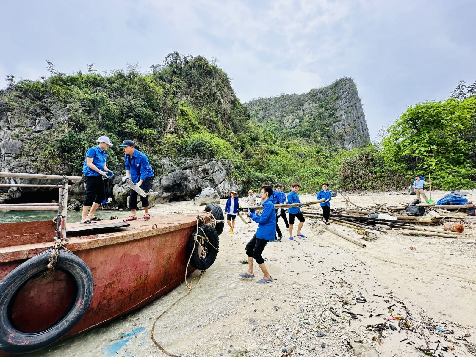 Tuổi trẻ Quảng Ninh làm sạch môi trường vịnh Hạ Long trước mùa Du lịch